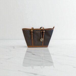 Michael Kors Signature Tote – Iconic Style & Everyday Function